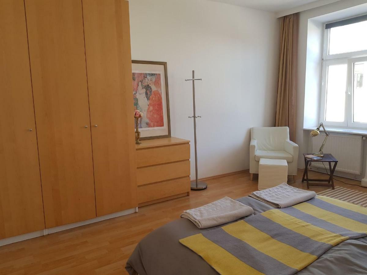 Schubert Park Apartment Near Volksopera Wina Bagian luar foto